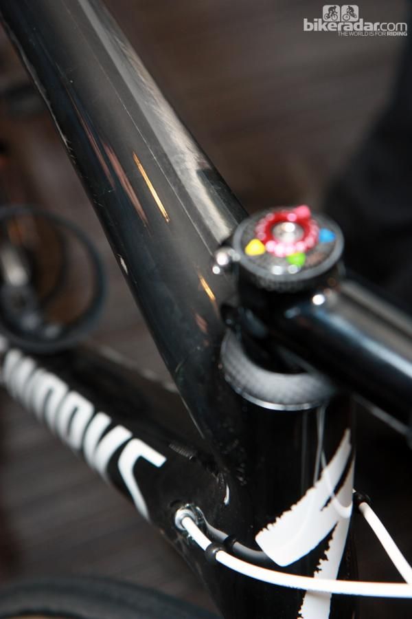 The top tube is again rather broad up front, partially wrapping the head tube to bolster front triangle torsional rigidity.