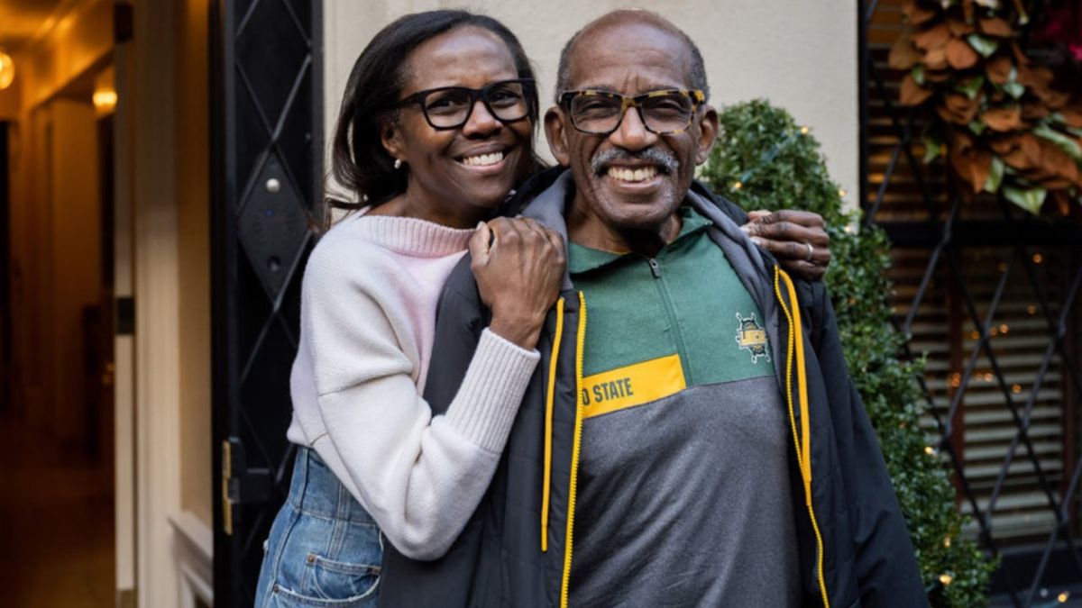 Deborah Roberts and Al Roker are pictured during The Today Show&#039;s caroling surprise.