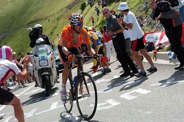 Haimar Zubeldia (Euskaltel-Euskadi) enjoyed the encouragement of 'his' fans.