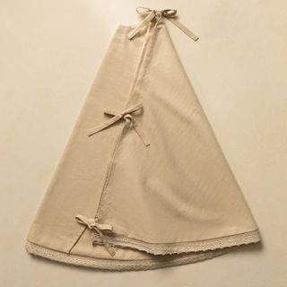 neutral Christmas tree skirt with bow details