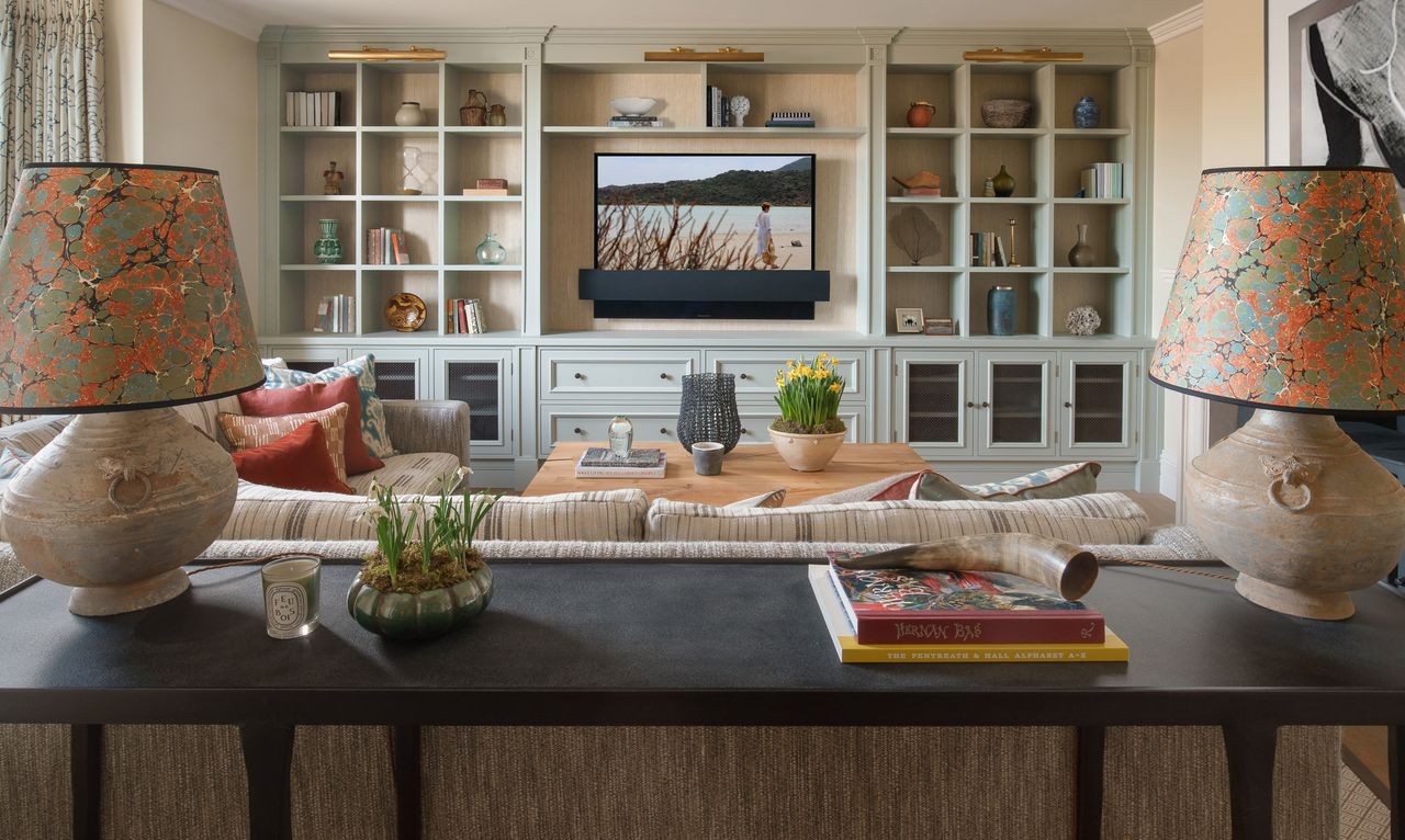 Living room wall with built in bookshelf