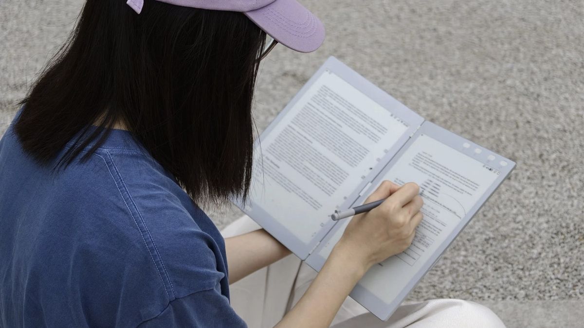 The InkLeaf is a dual-screen e-paper tablet that lets you read on one display and take notes on the other