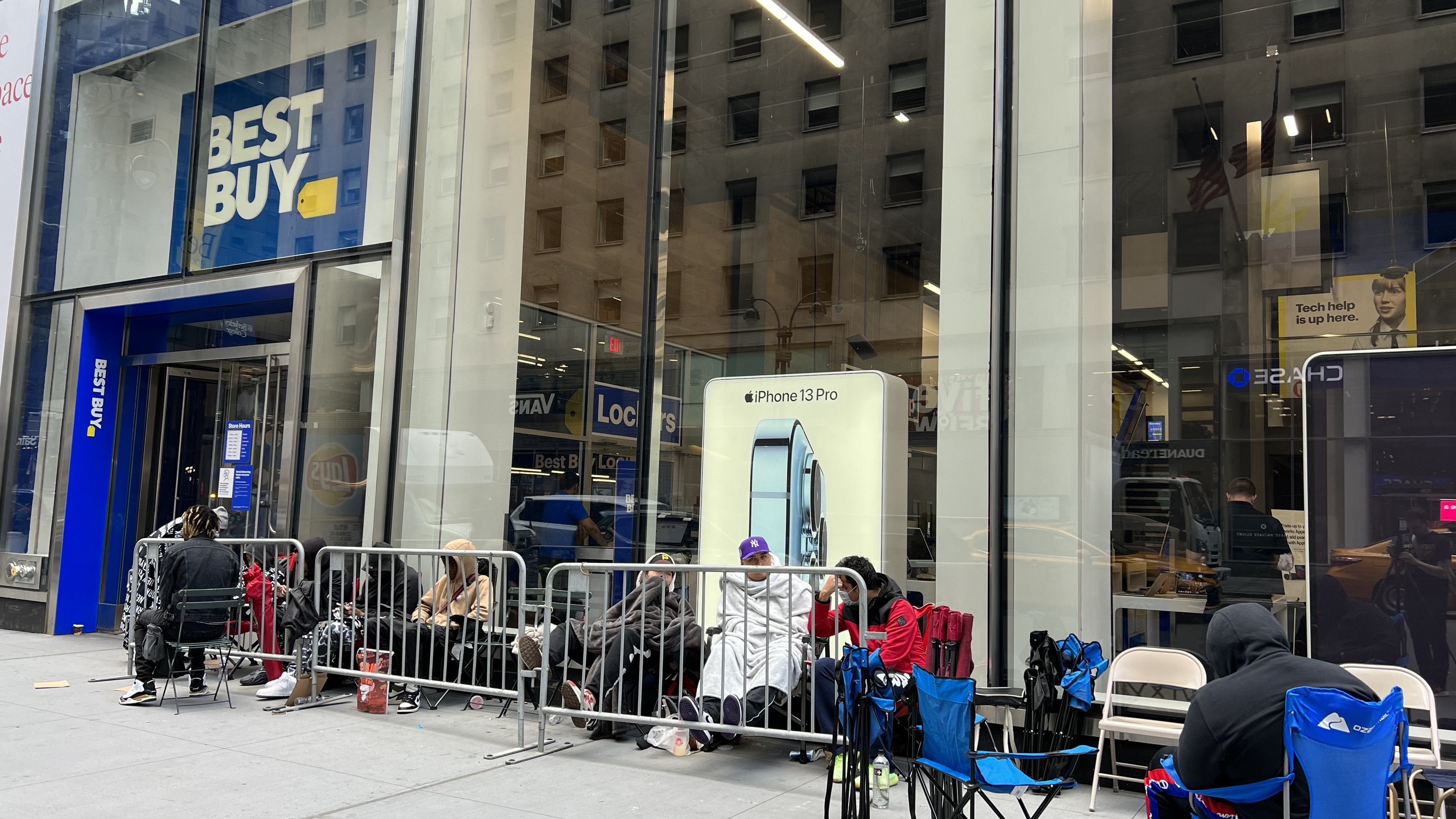 Orang-orang di NYC berkemah dalam antrean untuk mendapatkan kartu grafis baru dari Best Buy