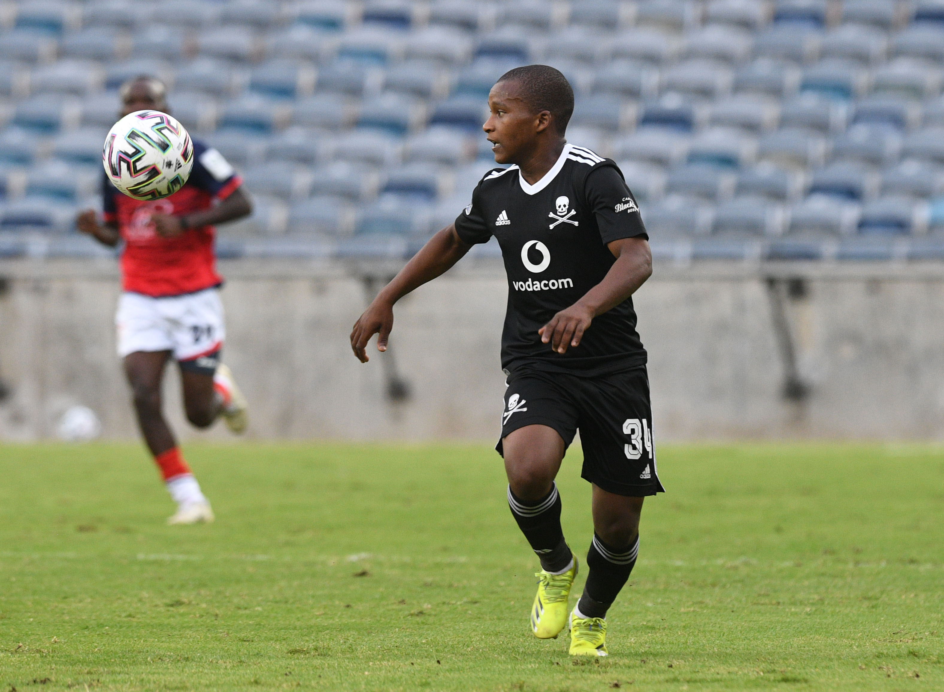 Azola Tshobeni challenged by Gape Mohutsiwa