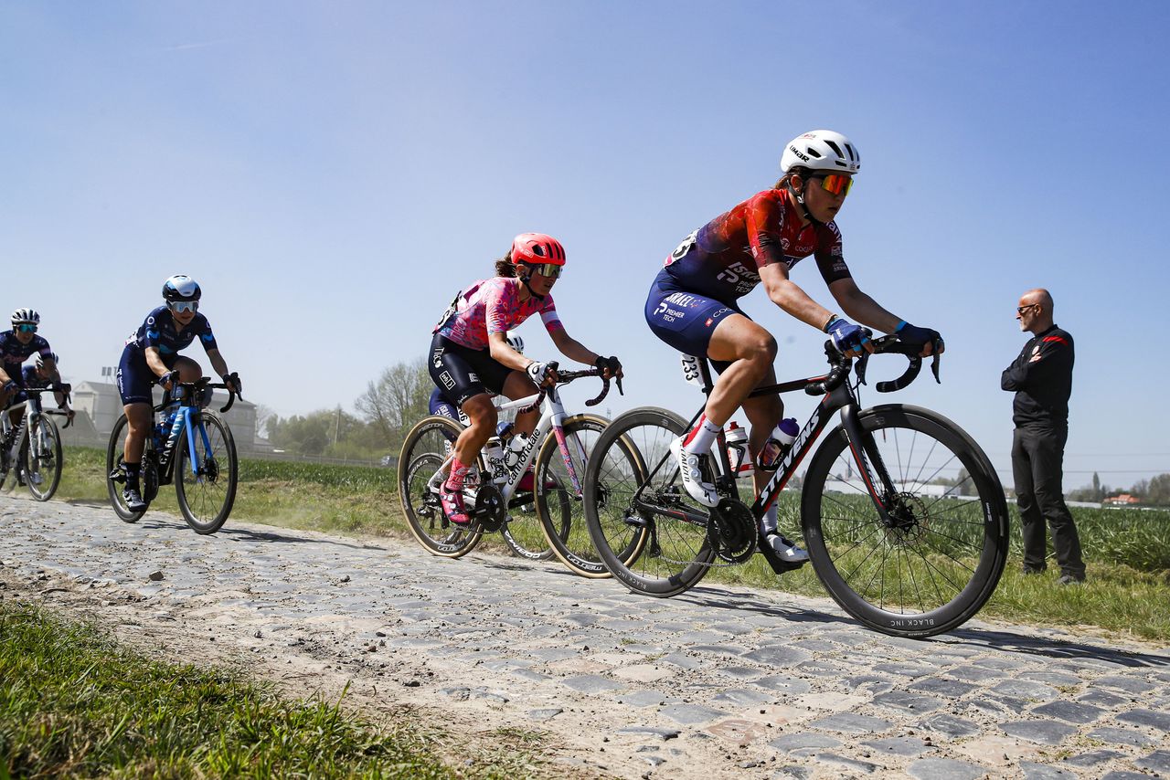 Paris-Roubaix Femmes 2022 - 2nd Edition - Denain - Roubaix 124,7 km - 16/04/2022 - Katie Clouse (USA - Human Powered Health) Magdeleine Vallieres (CAN - EF Education-TIBCO-SVB) - photo Luca Bettini/SprintCyclingAgency&Acirc;&copy;2022
