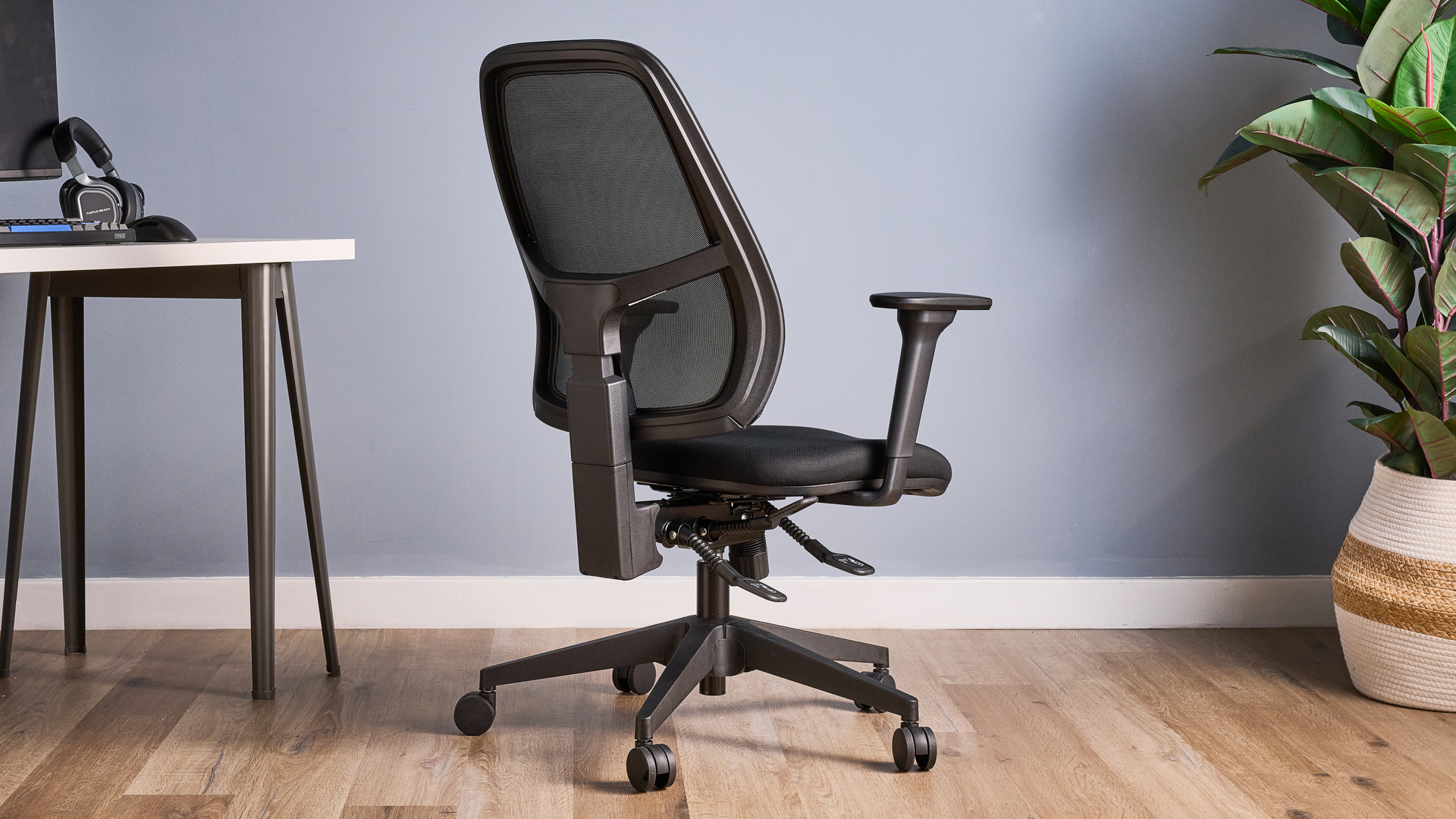 Boulies OP180 home office chair photographed in front of a desk