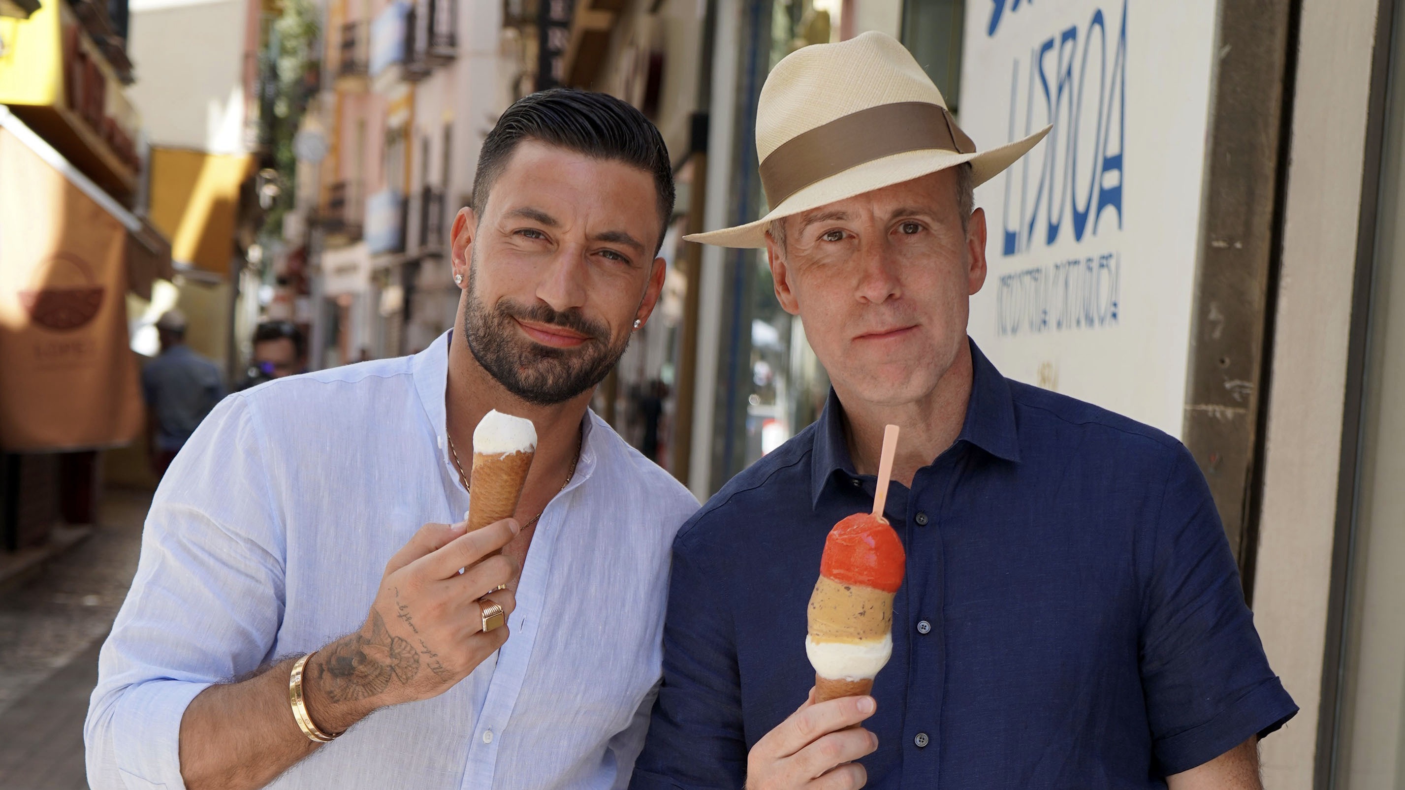 Giovanni Bernice y Anton du Beke comen helado en Las aventuras de Anton y Giovanni en España