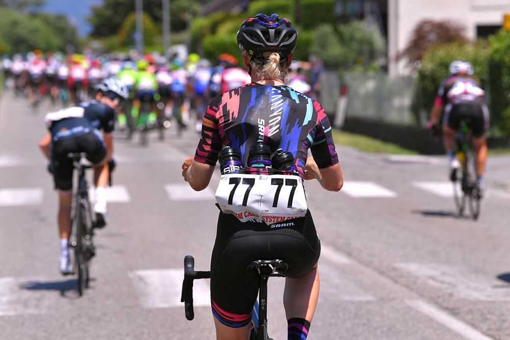Canyon-SRAM rider goes back for a feed