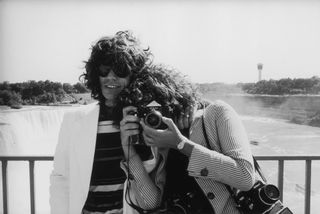 Mick Jagger and Annie Liebovitz, 1975. (Photo by Christopher Simon Sykes/Hulton Archive/Getty Images)