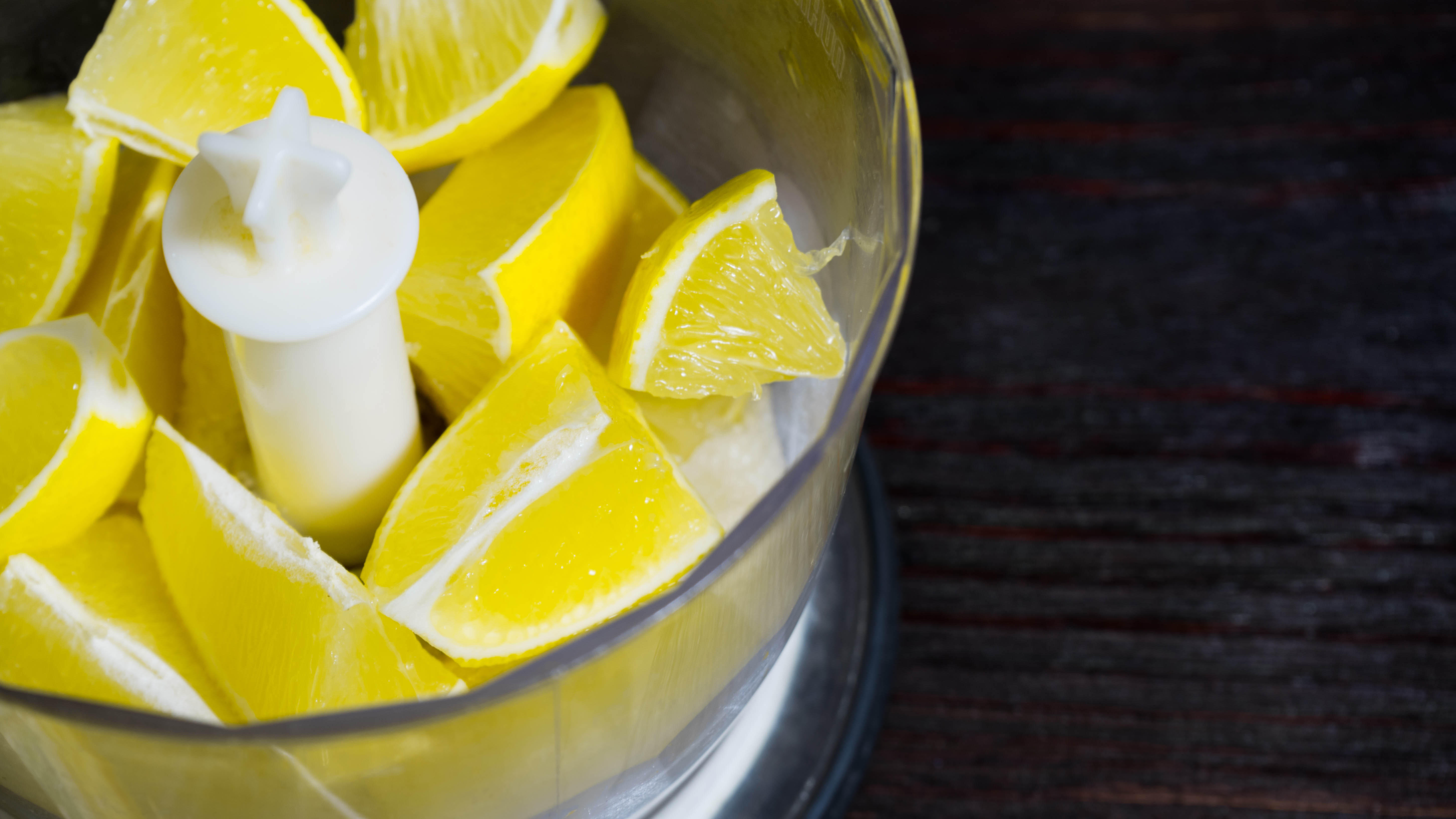 Pedaços de limão no liquidificador