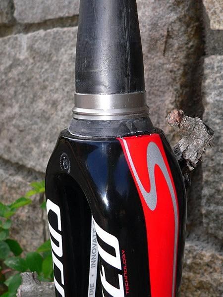 A stainless steel crown race is permanently bonded to the steerer tube.