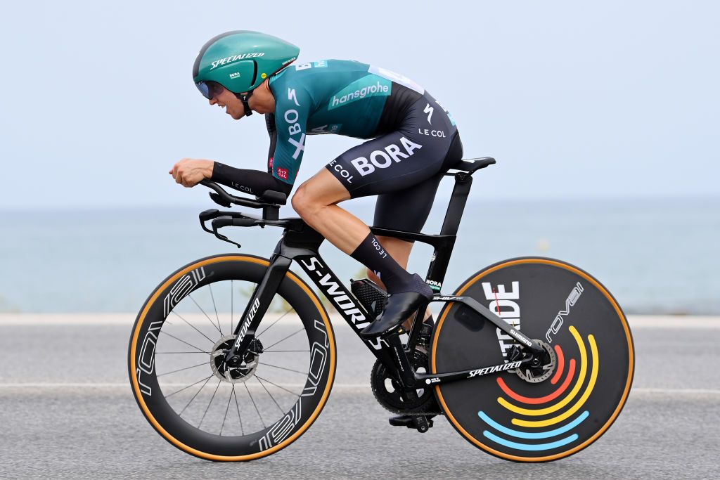 ALICANTE SPAIN AUGUST 30 Jai Hindley of Australia and Team Bora Hansgrohe sprints during the 77th Tour of Spain 2022 Stage 10 a 309km individual time trial stage from Elche to Alicante LaVuelta22 WorldTour on August 30 2022 in Alicante Spain Photo by Justin SetterfieldGetty Images