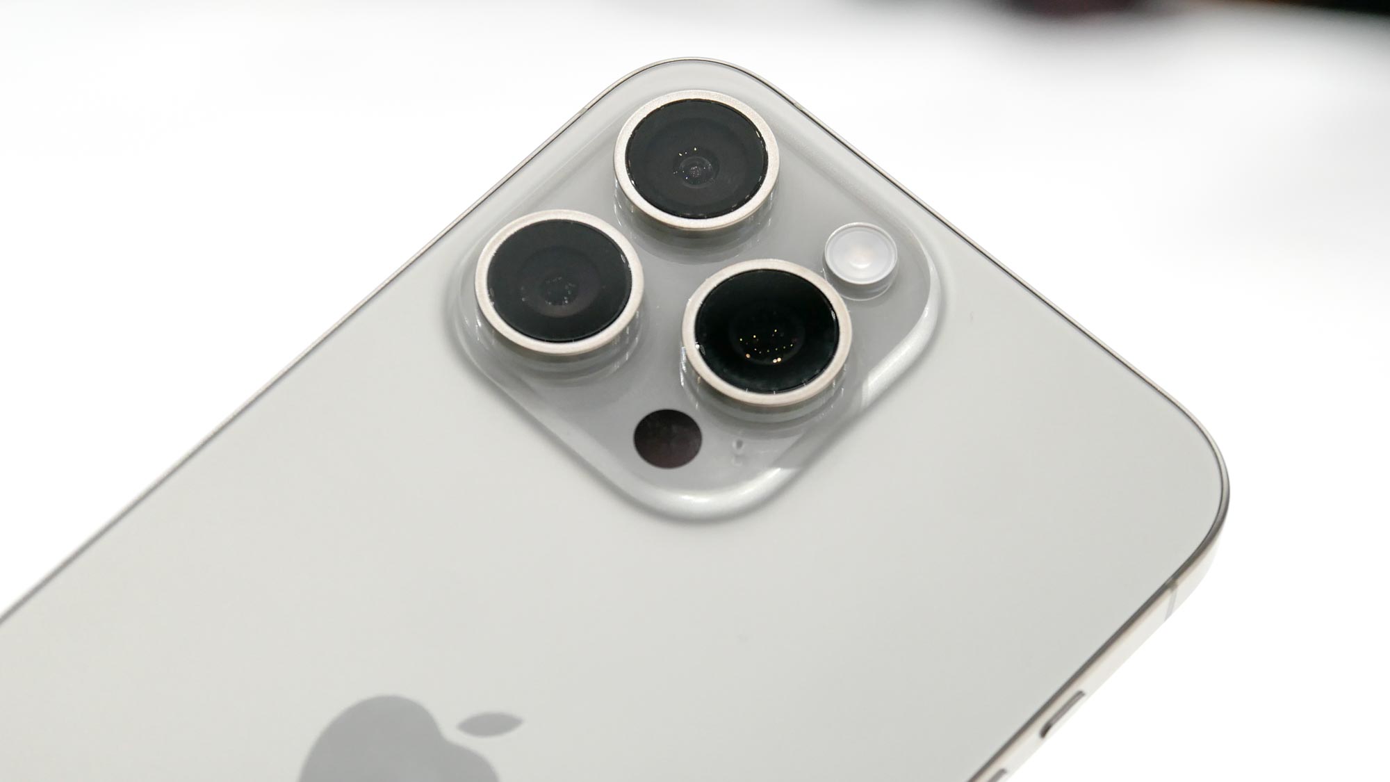Kameras des iPhone 15 Pro aus nächster Nähe