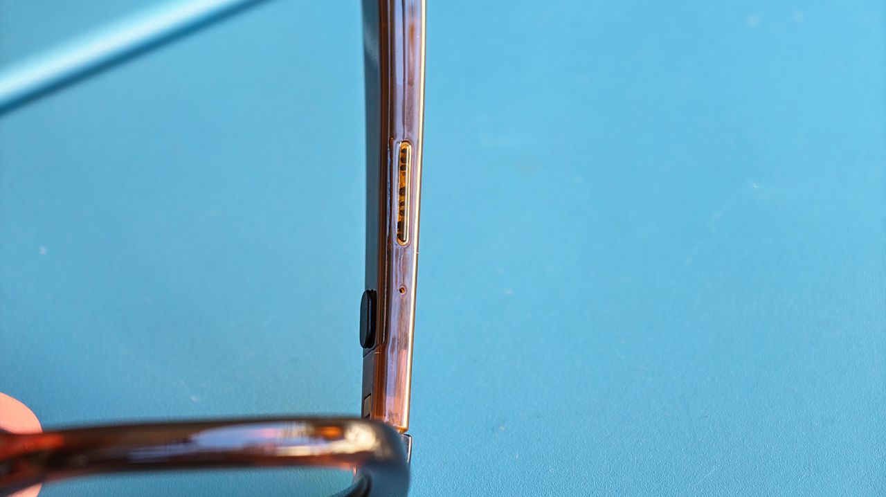 Vonder Intelligent Eyewear's raised tactile touchpad on the underside of the right arm