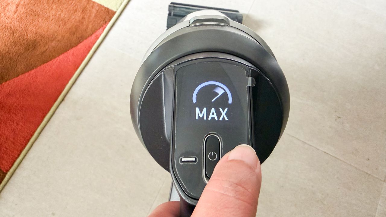 The Max suction setting displayed on the Samsung Jet 95S screen