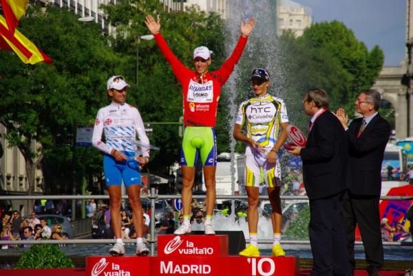 Nibali raises his arms in victory