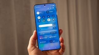 The new One UI 7 quick toggles screen on a Samsung Galaxy S25 Plus