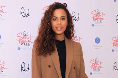 rochelle humes hilarious video umbrella wind