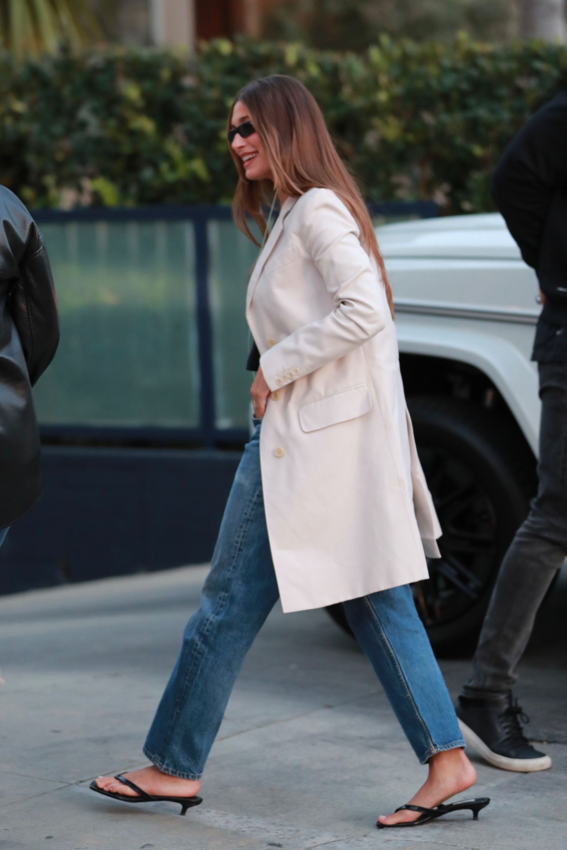 Hailey Bieber wearing cropped jeans and flip-flops in Beverly Hills (13/05/2026)