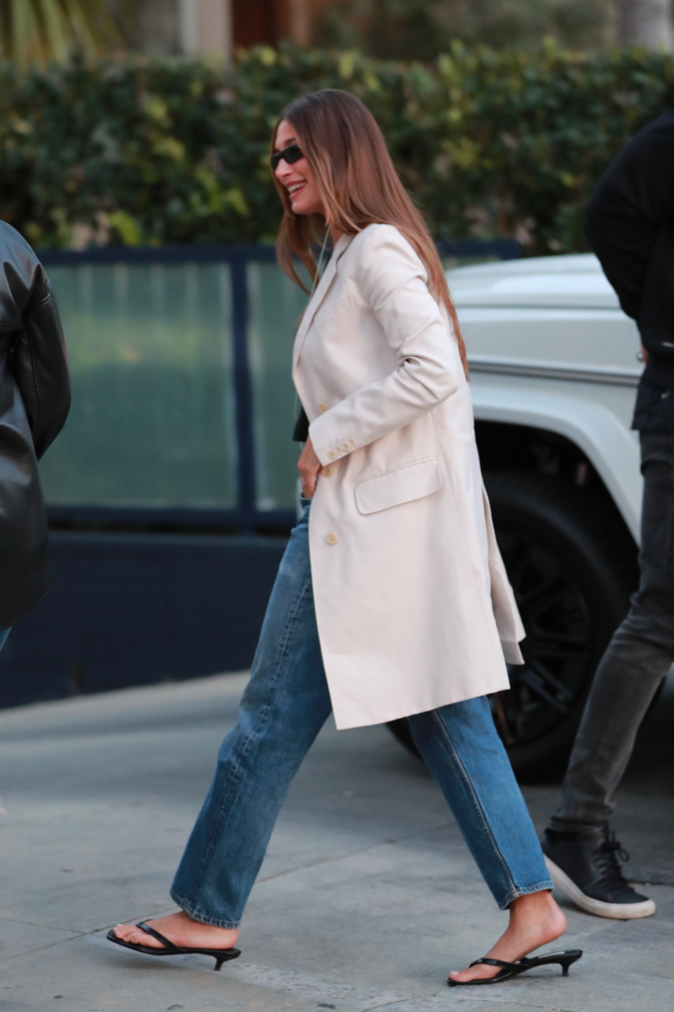 Hailey Bieber wearing cropped jeans and flip-flops in Beverly Hills (13/05/2026)