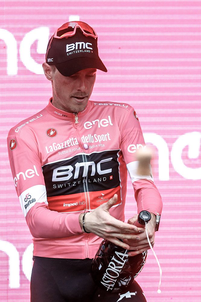 Rohan Dennis brings the maglia rosa to Italy
