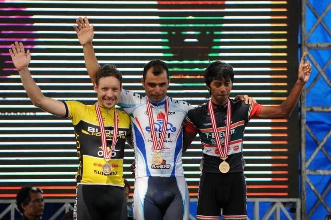 The final stage podium: Mehdi Sohrabi (Tabriz Petrochemical Cycling Team Iran) champion, Jerry Aquino (Team 7 Eleven Presented by Roadbike Philippines) runner-up, and Karl Evans (Budget Forklifts Australia) in 3rd place.