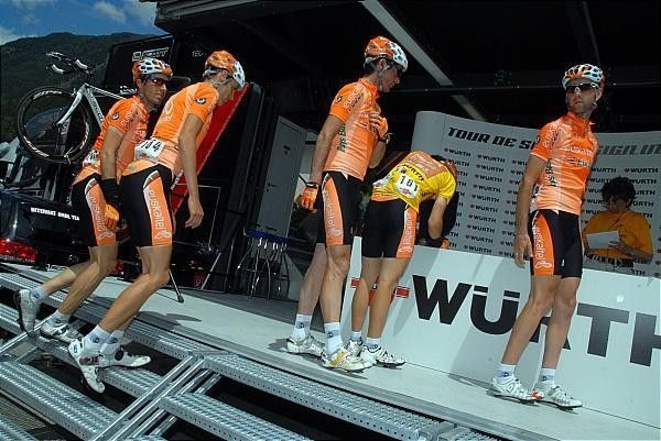 Igor Ant&oacute;n (Euskaltel-Euskadi) signs in.