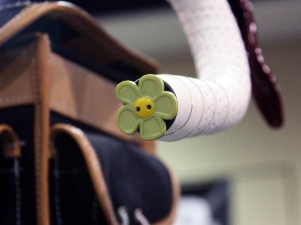 A flower-shaped button adds a bit of whimsy to this Yipsan bike.