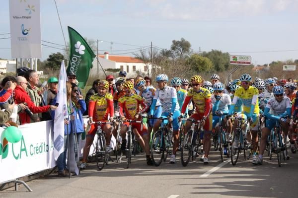 The peloton wait for the start