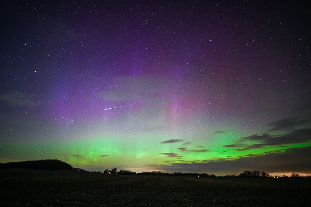 aurora and possible Lyrid meteor above Apple River, Illinois, U.S.