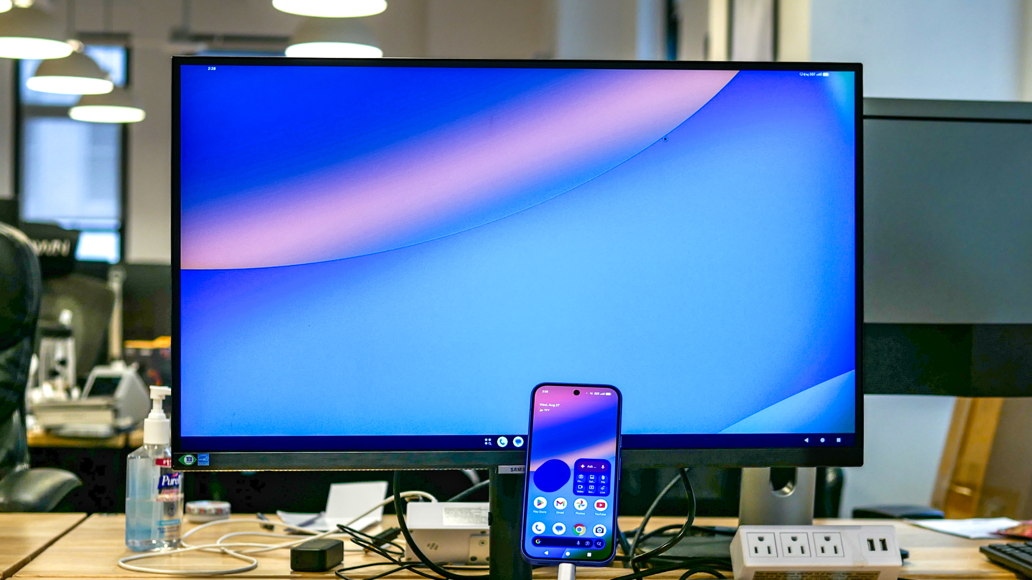 Pixel 10 running Android 16 desktop mode.
