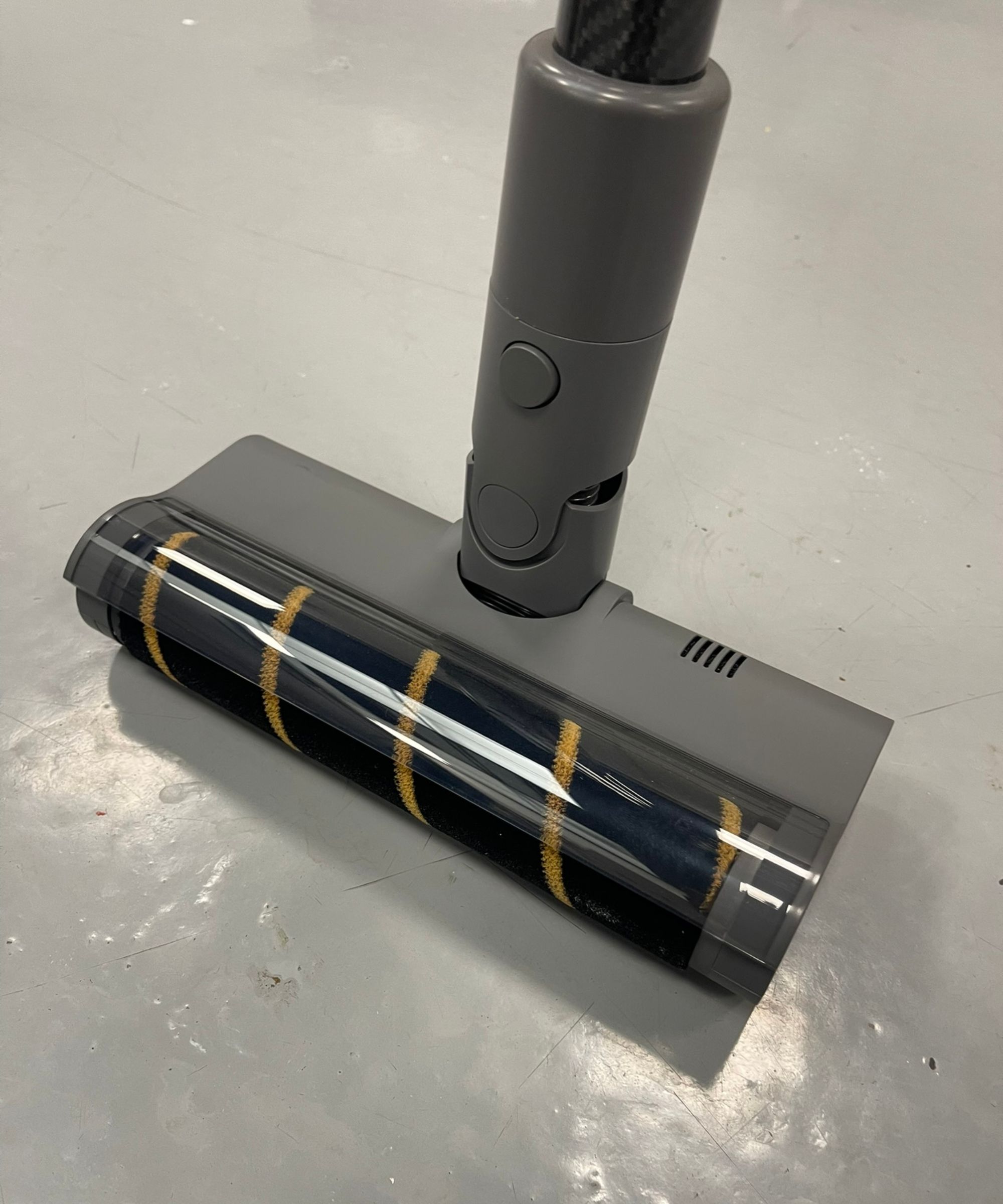 Soft floorhead of the Dreame R20 on gray floor in Future test center