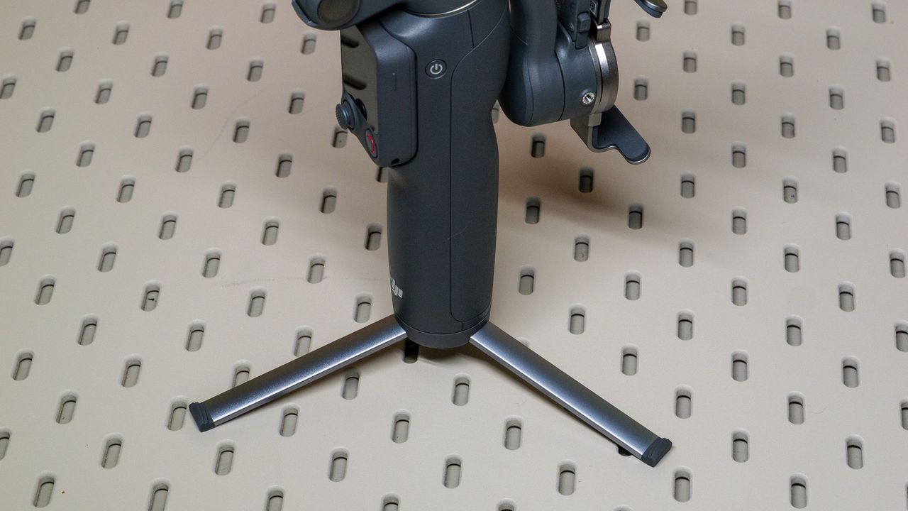 DJI Osmo Mobile 8P smartphone stabilizer