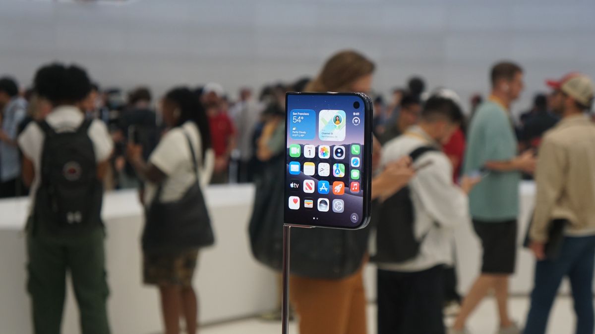 iPhone Duo hands on