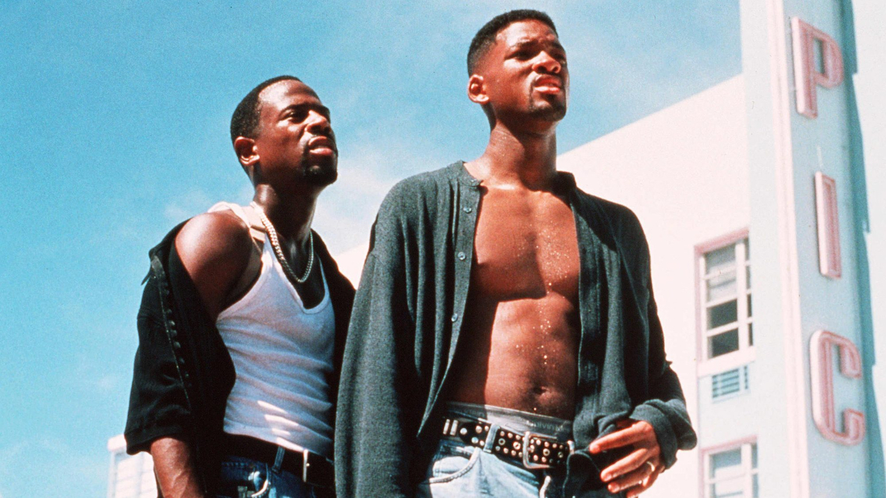 La camisa de Will Smith abierta y Martin Lawrence de pie detrás de él en Bad Boys