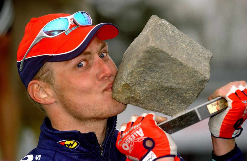 Magnus B&auml;ckstedt kisses his 2004 Paris-Roubaix cobble