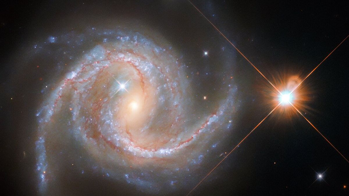 Photo of Milchstraße Sterne Photobomb Spiralgalaxie in atemberaubendem Hubble-Foto