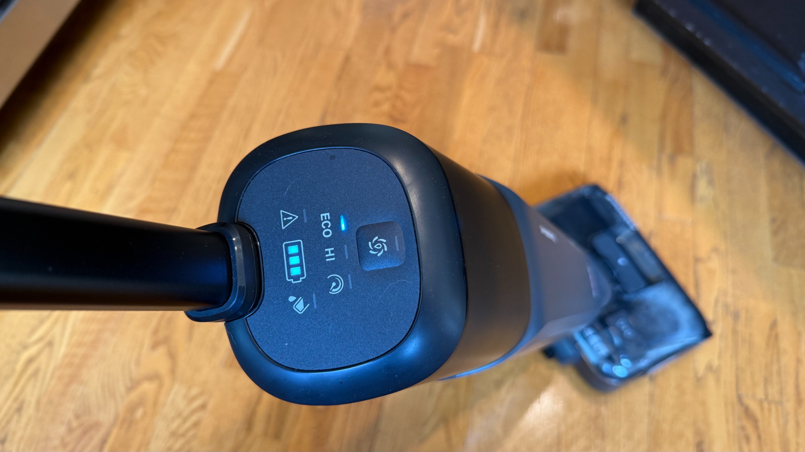 The Bissell CrossWave Reach Plus' LED indicators conveniently face the user to show battery life and current mode.