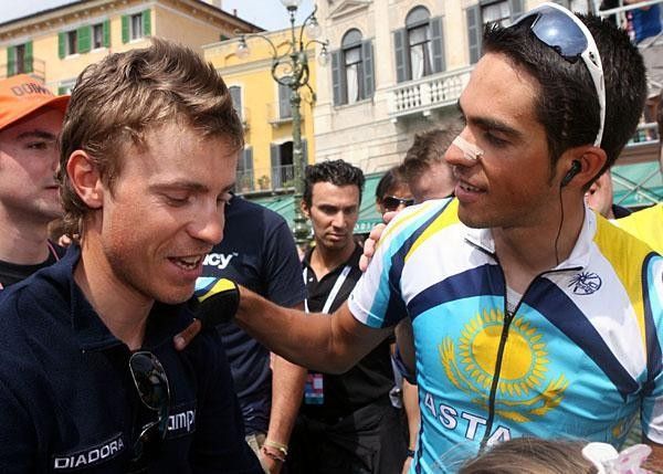 The youngsters Cunego and Contador having a chat.