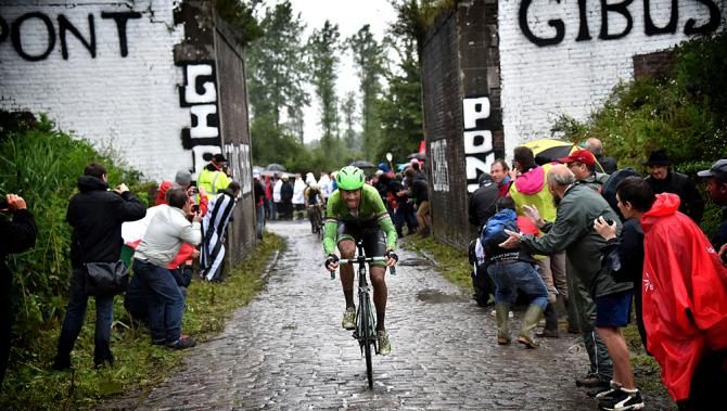 Lars Boom puts the hammer down on the pave