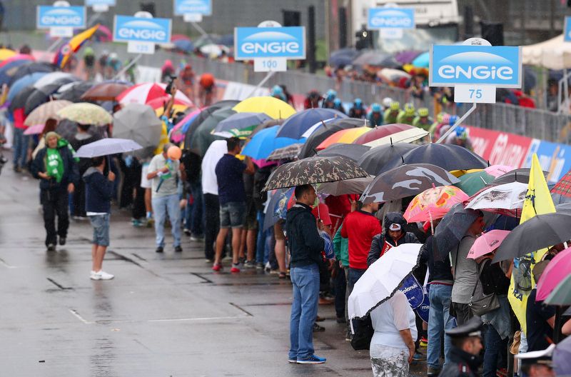 The finish speed today was nothing like that of the F1's giving the fans more reason to stand in the rain and catch the peloton passing through numerous times