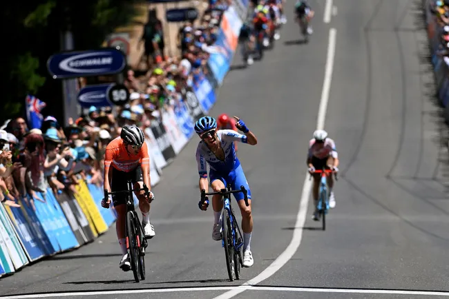 Simon Yates vince sul Mount Lofty (foto: Getty Images)