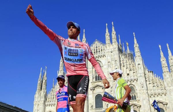 Alberto Contador (Saxo Bank-SunGard) in front of the Duomo.