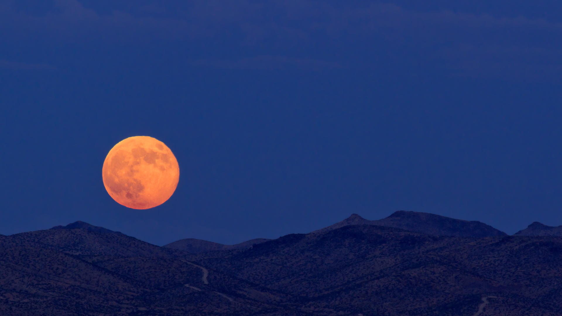 How to photograph the Blue Moon, giant and Milky Way this