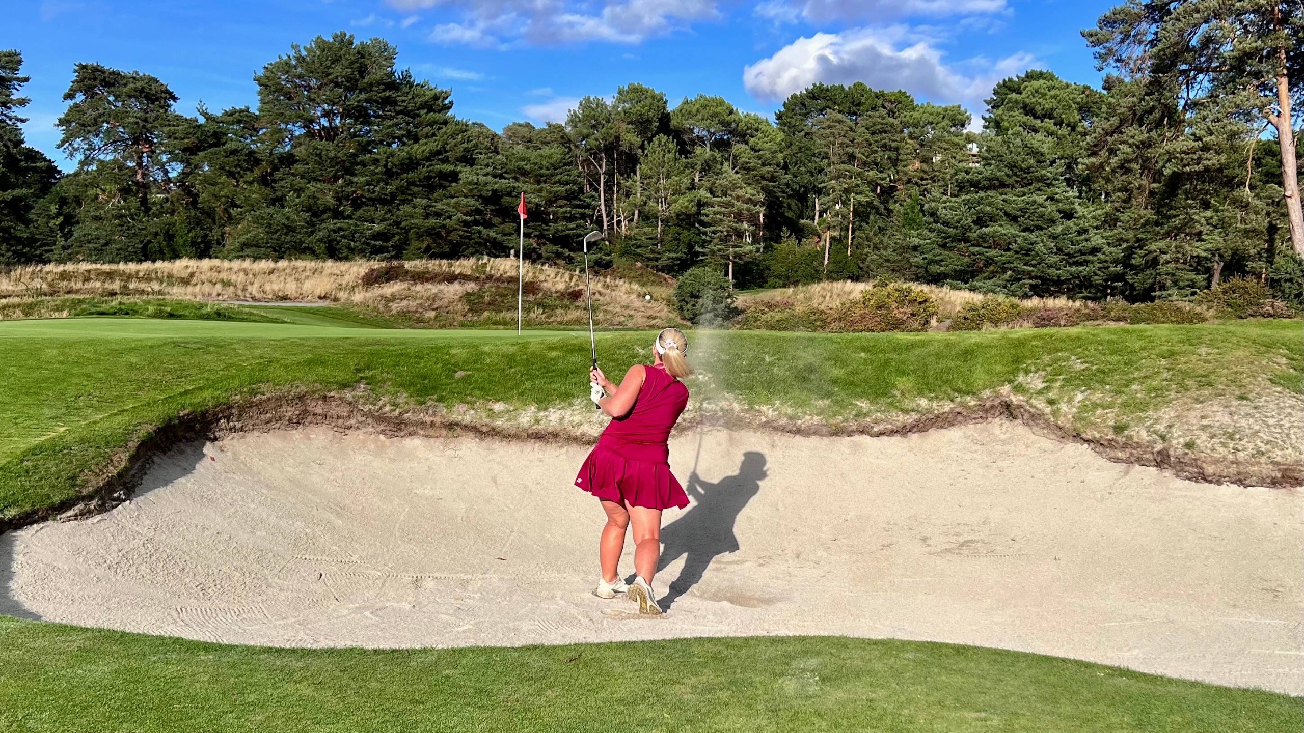 Carly Cummins hitting a bunker shot