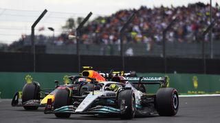 Lewis Hamilton kjørende under Østerrikes Grand Prix