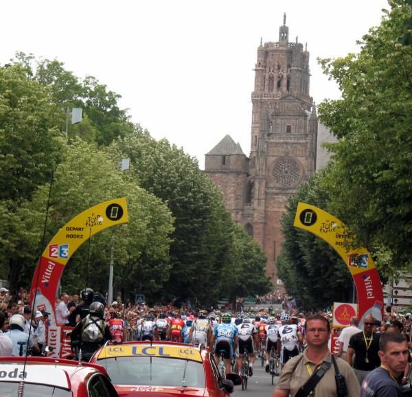 The peloton rolls out of Rodez