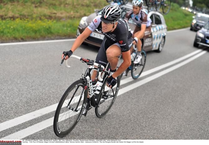 Kristof Vandewalle (Trek) putting on shoe covers