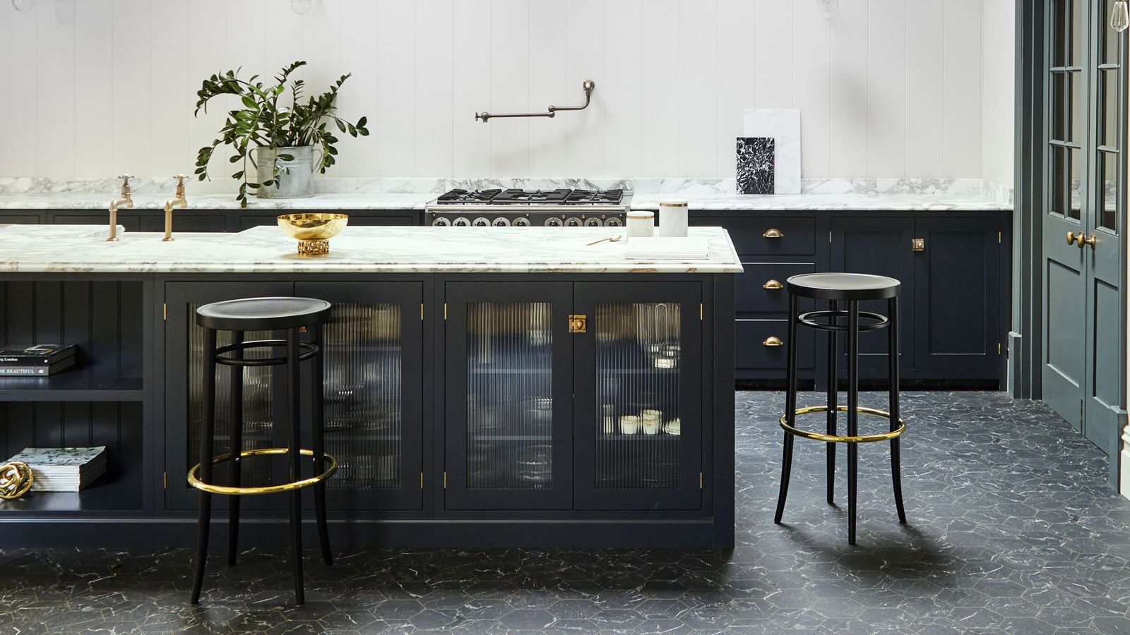 Black kitchens 19 spaces that'll make you move over to the dark side