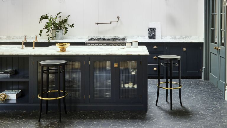 Black Kitchens 19 Spaces That Ll Make, What Color Tile Looks Good With Dark Cabinets